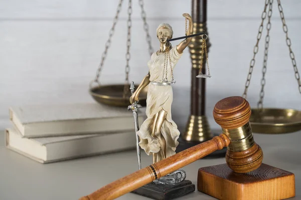木製のテーブルの背景に法律と正義の象徴があります — ストック写真