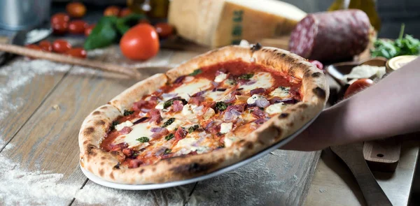 Leckere Frisch Gebackene Pizza Auf Holztisch — Stockfoto