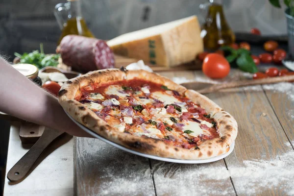 Leckere Frisch Gebackene Pizza Auf Holztisch — Stockfoto