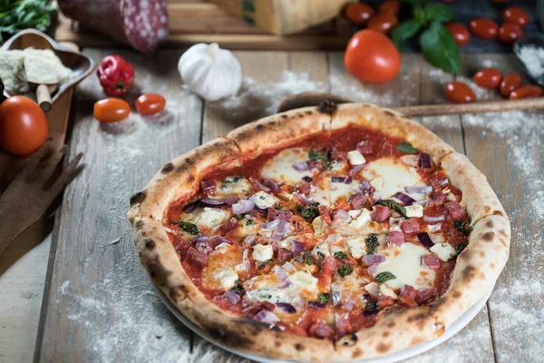 Leckere Frisch Gebackene Pizza Auf Holztisch — Stockfoto