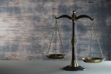 Masadaki ölçeğe yakın bakış, yargı kavramı