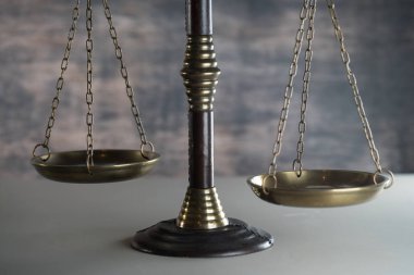 Masadaki ölçeğe yakın bakış, yargı kavramı