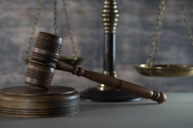 Yargıç Hammer 'a yakın çekim masasının üstünde, hukuk kavramı