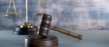 Yargıç Hammer 'a yakın çekim masasının üstünde, hukuk kavramı