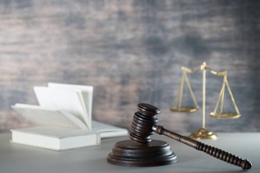 Yargıç Hammer 'a yakın plan masa, hukuk kavramı