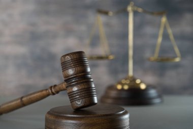 Yargıç Hammer 'a yakın çekim masasının üstünde, hukuk kavramı