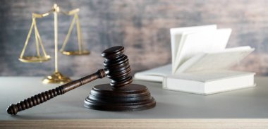Yargıç Hammer 'a yakın çekim masasının üstünde, hukuk kavramı