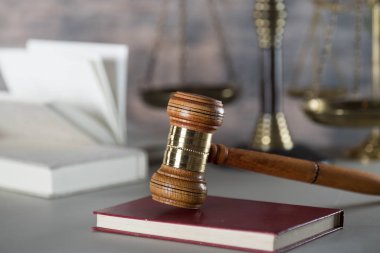 Yargıç Hammer 'a yakın çekim masasının üstünde, hukuk kavramı