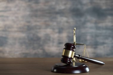 Yargıç Hammer 'a yakın çekim masasının üstünde, hukuk kavramı