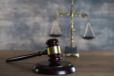 Yargıç Hammer 'a yakın çekim masasının üstünde, hukuk kavramı