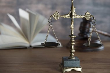 Masanın üzerindeki kitaplarla ölçeğe yakın bakış, hukuk kavramı