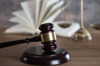 Yargıç Hammer 'a yakın çekim masasının üstünde, hukuk kavramı