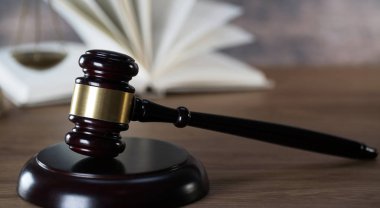Yargıç Hammer 'a yakın çekim masasının üstünde, hukuk kavramı