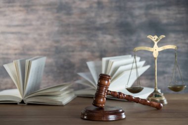 Yargıç Hammer 'a yakın çekim masasının üstünde, hukuk kavramı