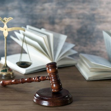 Yargıç Hammer 'a yakın çekim masasının üstünde, hukuk kavramı