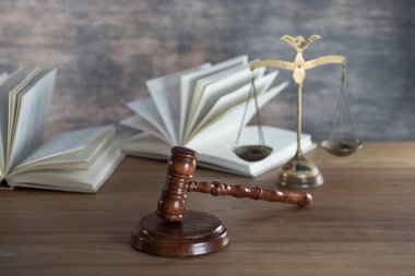 Yargıç Hammer 'a yakın çekim masasının üstünde, hukuk kavramı