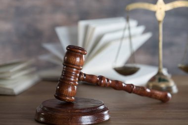 Yargıç Hammer 'a yakın çekim masasının üstünde, hukuk kavramı