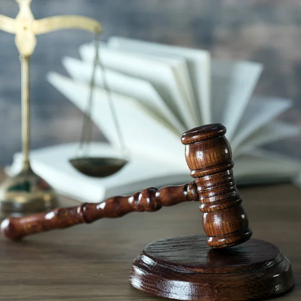 Yargıç Hammer Yakın Çekim Masasının Üstünde Hukuk Kavramı — Stok fotoğraf