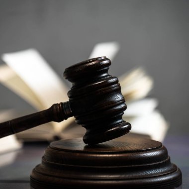 Yargıç Hammer 'a yakın çekim masasının üstünde, hukuk kavramı