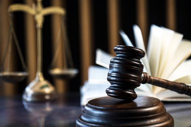 Yargıç Hammer 'a yakın çekim masasının üstünde, hukuk kavramı