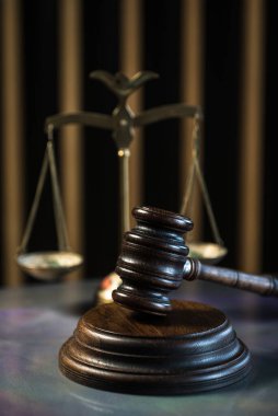 Yargıç Hammer 'a yakın çekim masasının üstünde, hukuk kavramı