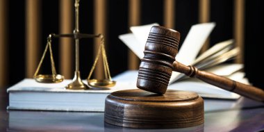 Yargıç Hammer 'a yakın çekim masasının üstünde, hukuk kavramı