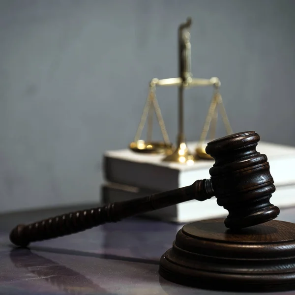 Yargıç Hammer Yakın Çekim Masasının Üstünde Hukuk Kavramı — Stok fotoğraf