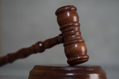 Mahkeme çekicinin yakın plan görüntüsü masada, hukuk kavramı