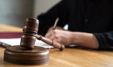 İş yerindeki yargıcın bakış açısını masada çekiçle kapatmak, hukuk kavramı 