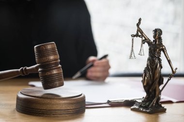 İş yerindeki yargıcın bakış açısını masada çekiçle kapatmak, hukuk kavramı 