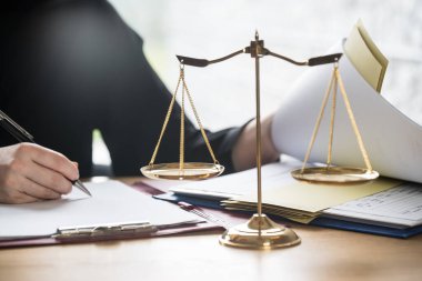 İş yerindeki yargıcın bakış açısını masada çekiçle kapatmak, hukuk kavramı 