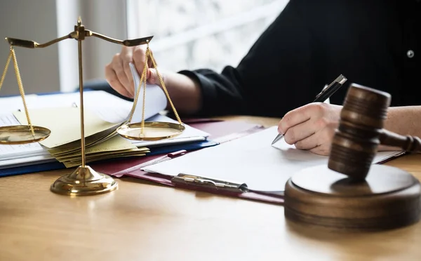 Close View Judge Workplace Hammer Table Jurisprudence Concept — Stockfoto