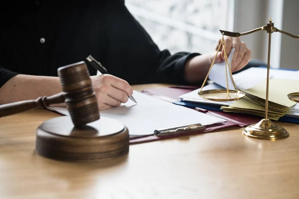 Close View Judge Workplace Hammer Table Jurisprudence Concept — Stockfoto