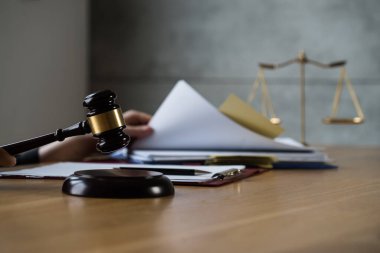 İş yerindeki yargıcın bakış açısını masada çekiçle kapatmak, hukuk kavramı 