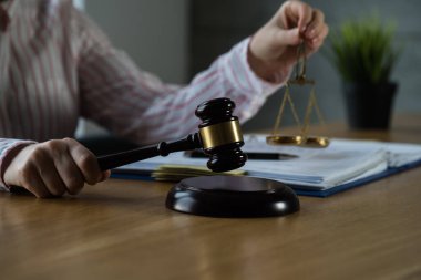 İş yerindeki yargıcın bakış açısını masada çekiçle kapatmak, hukuk kavramı 