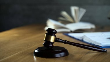 Yargıç Hammer 'a yakın plan masa, hukuk kavramı