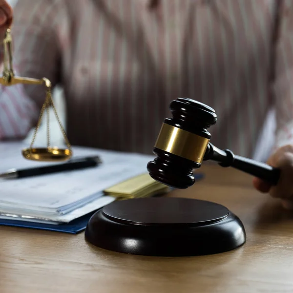 Yerindeki Yargıcın Bakış Açısını Masada Çekiçle Kapatmak Hukuk Kavramı — Stok fotoğraf