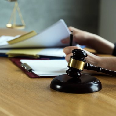 İş yerindeki yargıcın bakış açısını masada çekiçle kapatmak, hukuk kavramı 