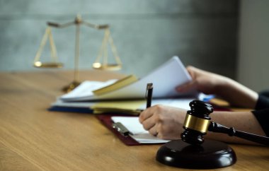 İş yerindeki yargıcın bakış açısını masada çekiçle kapatmak, hukuk kavramı 