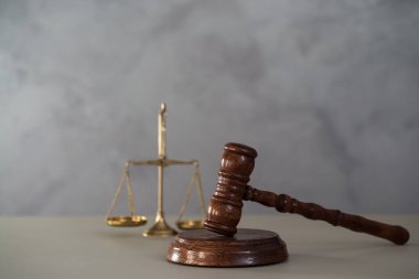 Ölçekli Gavel, hukuk ve adalet sembolleri arka planda