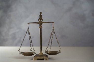 Adalet, hukuk ve mahkeme kavramları