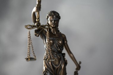 Terazi, mahkeme ve hukuk temalı adalet heykeli