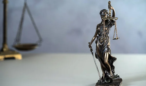 Statue Der Gerechtigkeit Mit Waage Hintergrund Zum Thema Gericht Und — Stockfoto