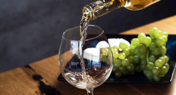 Gießen Weißwein Die Gläser Über Hölzernem Tischhintergrund Mit Trauben Und — Stockfoto