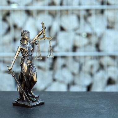 Terazi, mahkeme ve hukuk temalı adalet heykeli