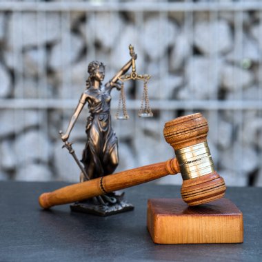 Yargıç Tokmak 'ın heykeli, hukuk konsepti