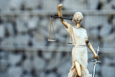 Terazi, mahkeme ve hukuk temalı adalet heykeli