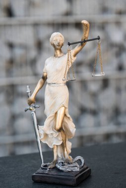 Terazi, mahkeme ve hukuk temalı adalet heykeli