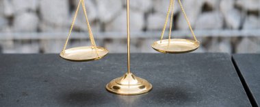 Masada, hukukta ve yargıç konseptinde altın ölçek