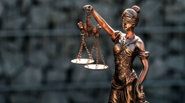 Terazi, mahkeme ve hukuk temalı adalet heykeli